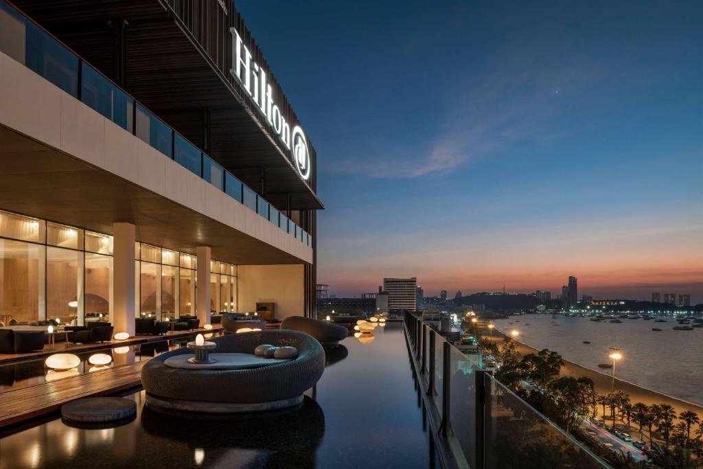Hilton PattayafacilitiesBarlounge1