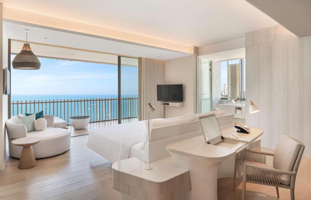 Hilton PattayaroomsKING PREMIUM OCEAN FRONT Guestroom12