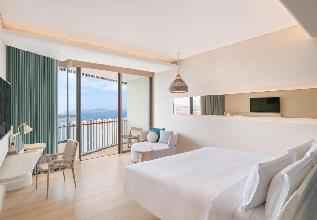 Hilton PattayaroomsKing Deluxe Ocean View Guestroom9