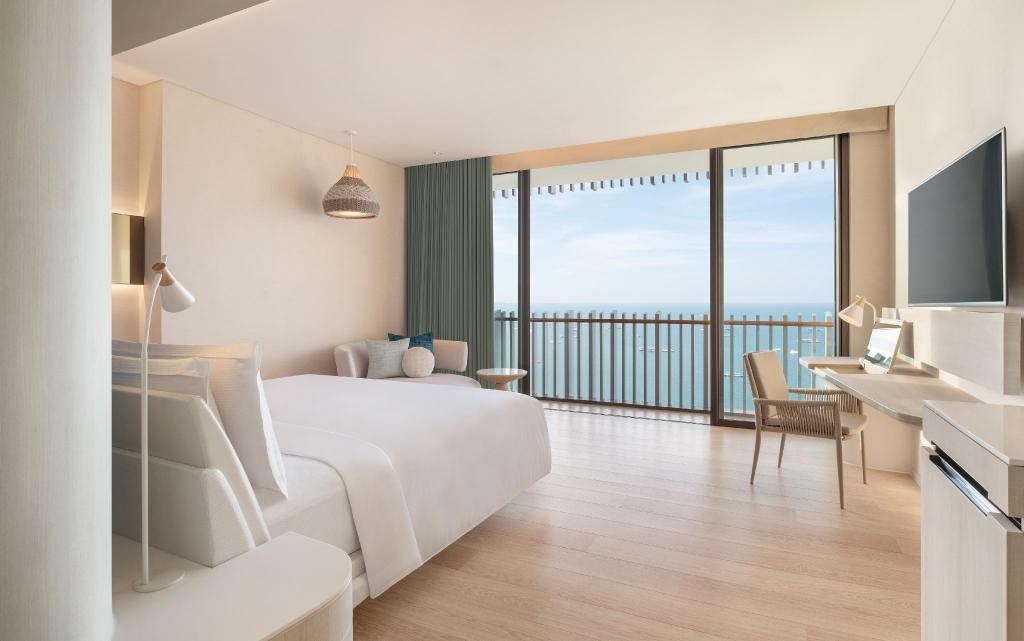 Hilton PattayaroomsKing Exc Ocean Front Bed25