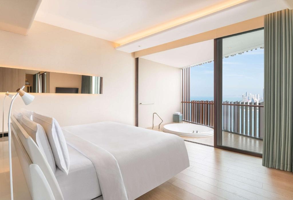 Hilton PattayaroomsPremium Ocean Suite Guestroom26