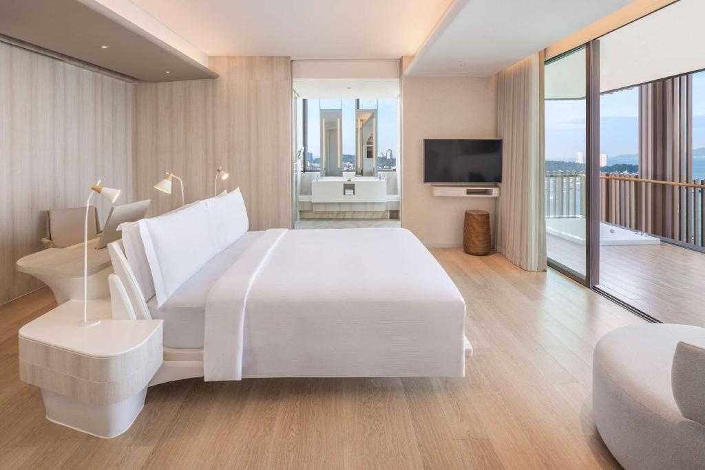 Hilton PattayaroomsPrestige Suite Sea View Guestroom8