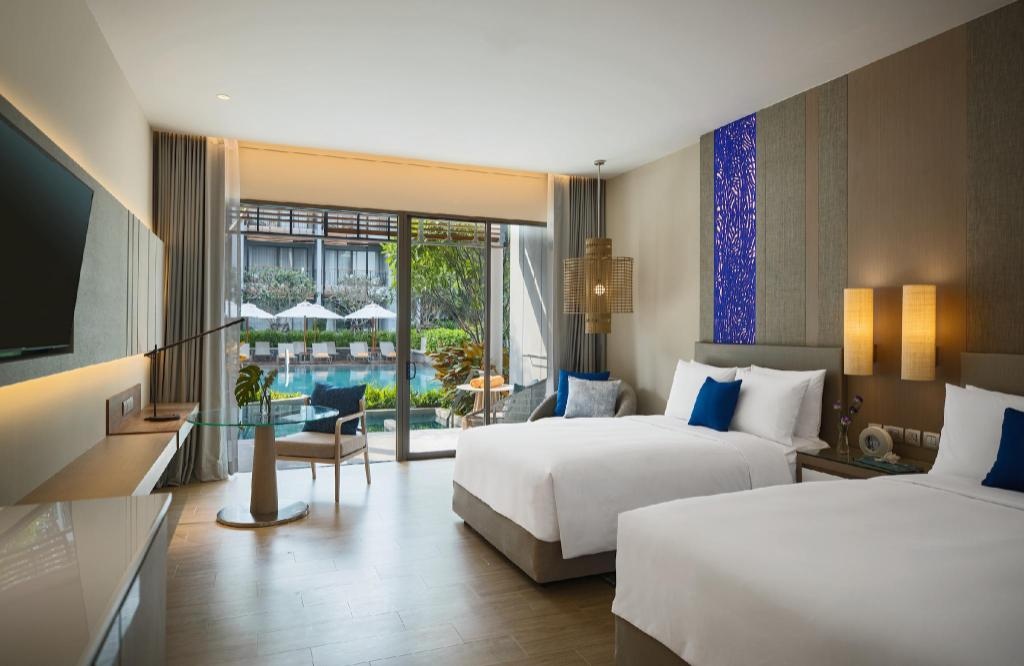 Renaissance Pattaya Resort SparoomsGuest Room 2 Twin Pool Access Bed1
