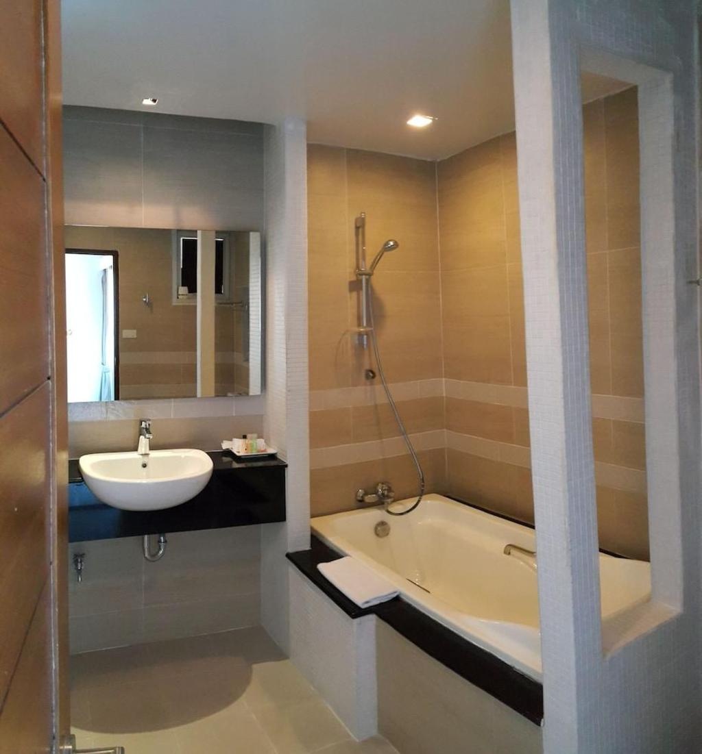 April Suites Pattayafacilitiesfacilities Image 77