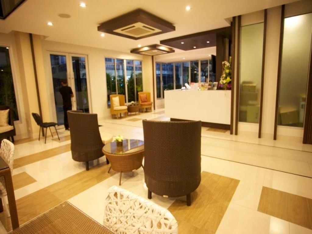 April Suites PattayapropertyviewsLobby2