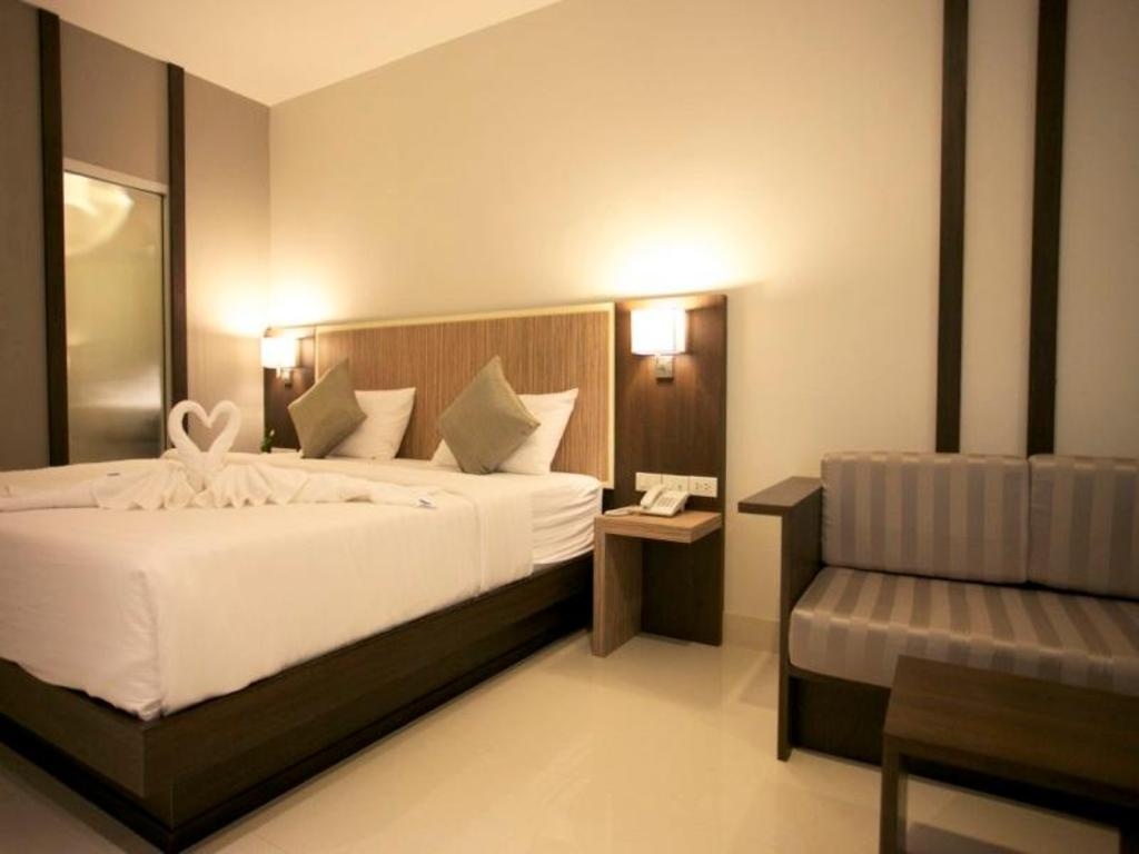 April Suites PattayaroomsDeluxe Double Room Bedroom9