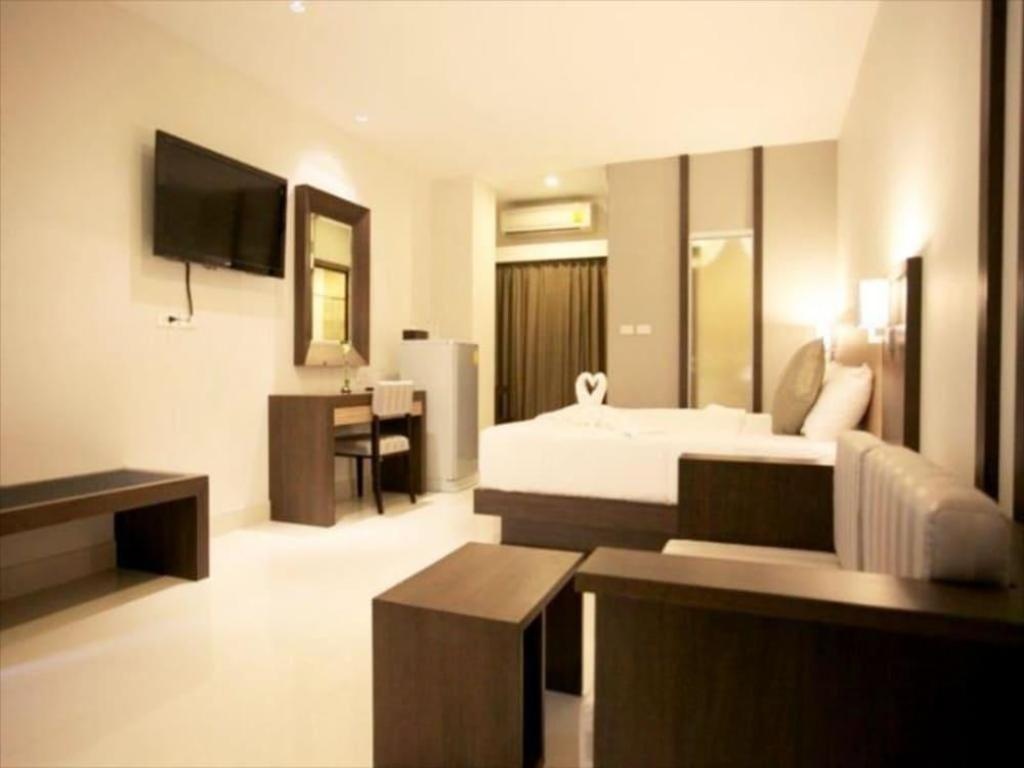 April Suites PattayaroomsGuestroom5