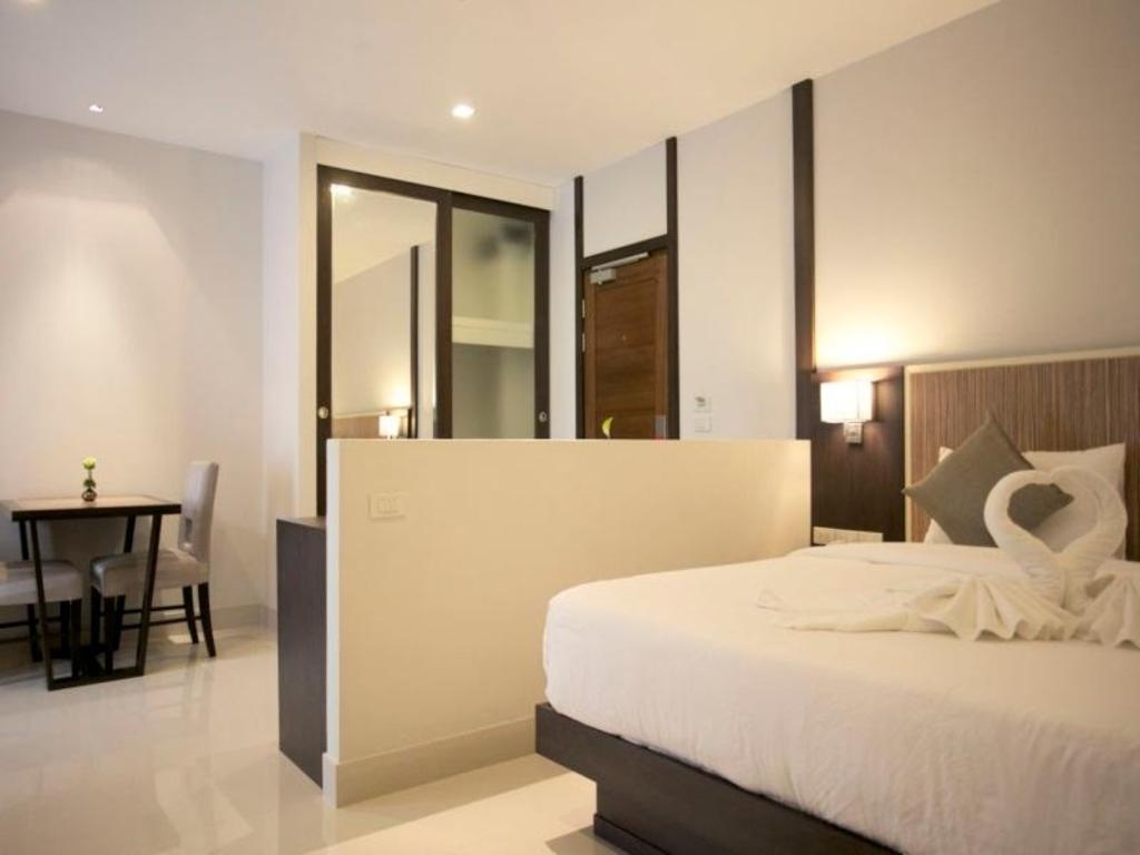 April Suites PattayaroomsJunior Suite Bedroom10