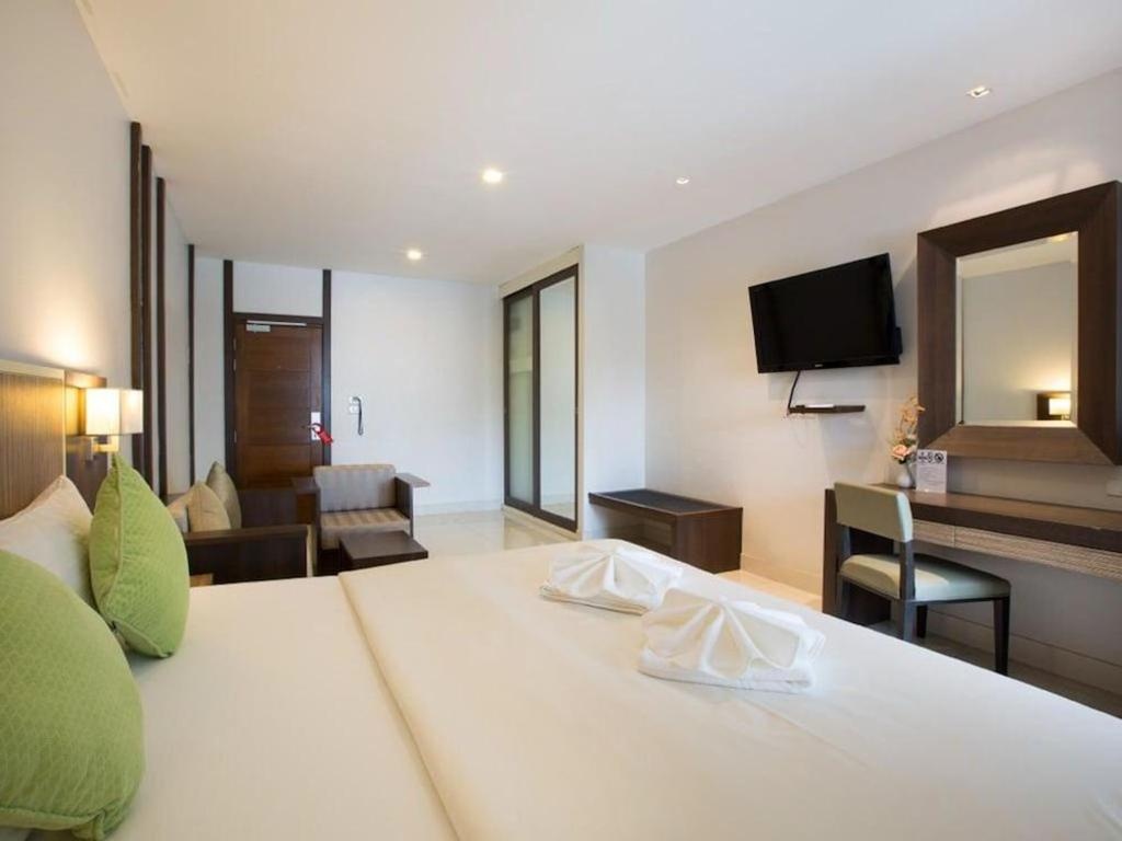 April Suites Pattayaroomsrooms Image 11