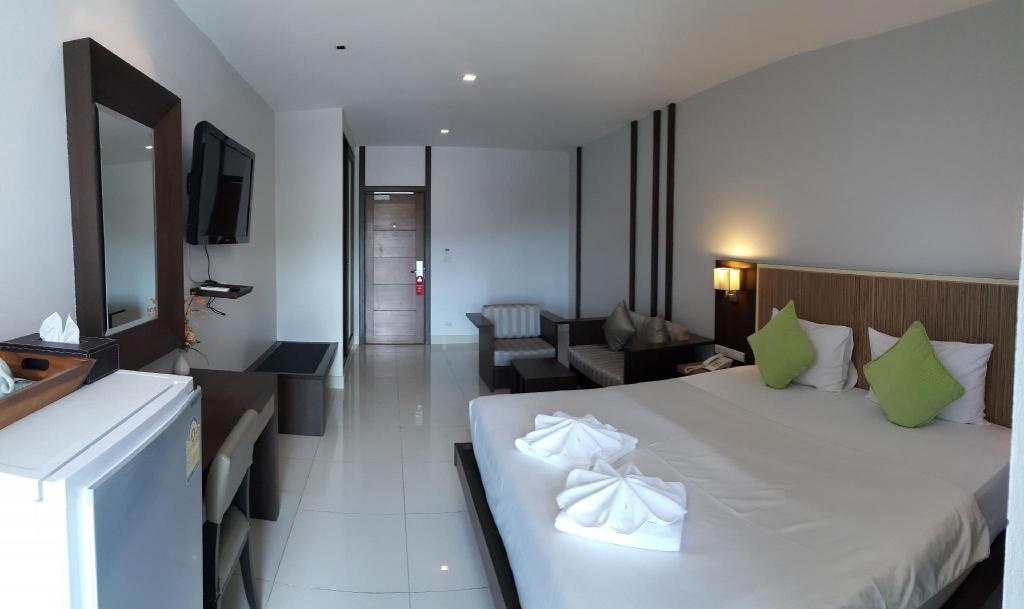April Suites Pattayaroomsrooms Image 33