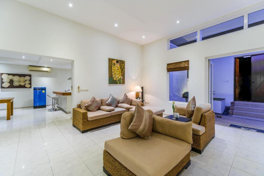 Luxury Pool Villa 52 4BR 8 10 PersonspropertyviewsLobby3