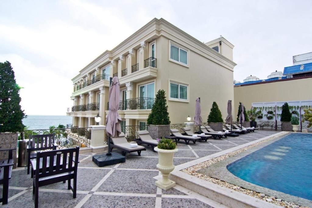 LK The EmpressfacilitiesSwimming Pool1
