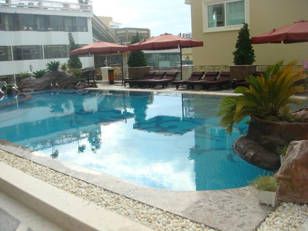 LK The EmpressfacilitiesSwimming Pool4