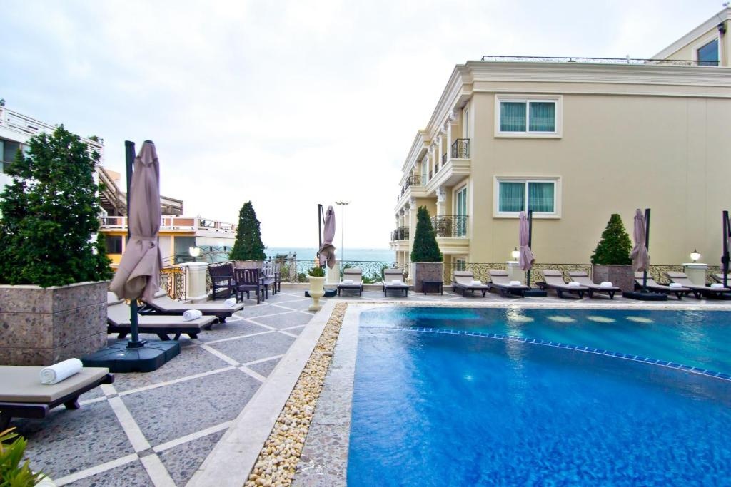 LK The EmpressfacilitiesSwimming Pool5