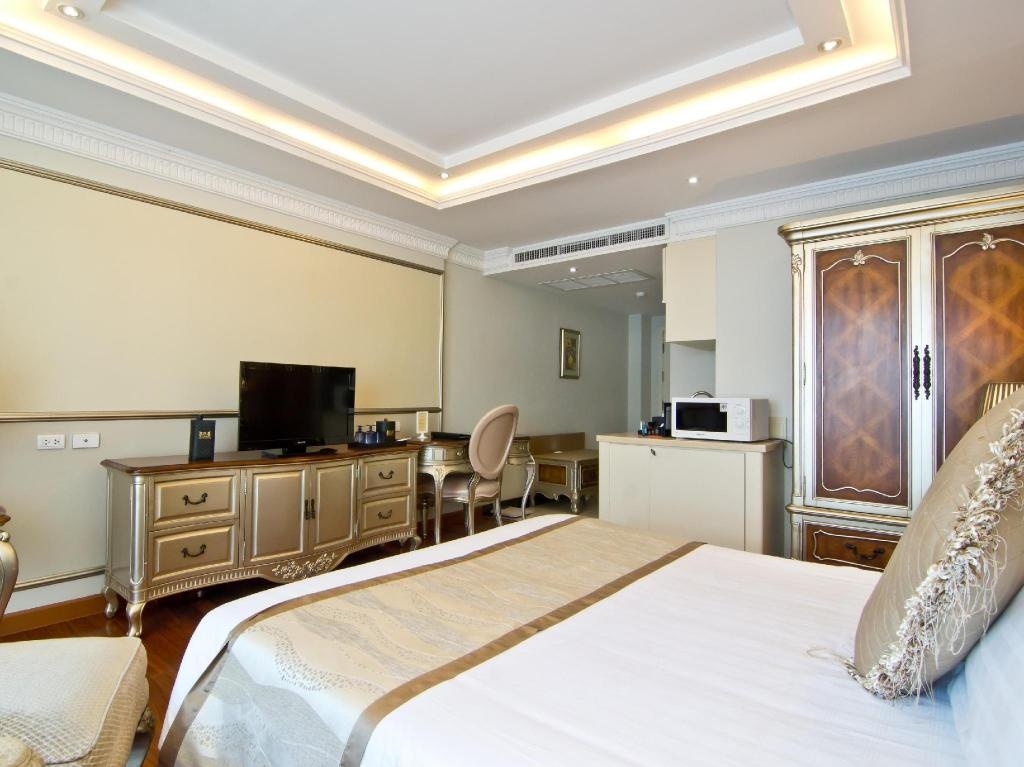 LK The EmpressroomsDeluxe Jacuzzi King Bed Bed8
