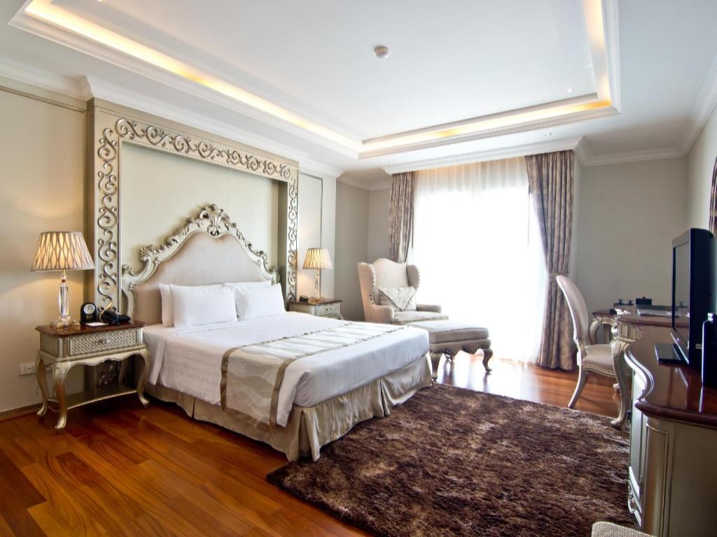 LK The EmpressroomsDeluxe Pool View King Bed With Jacuzzi Bed25