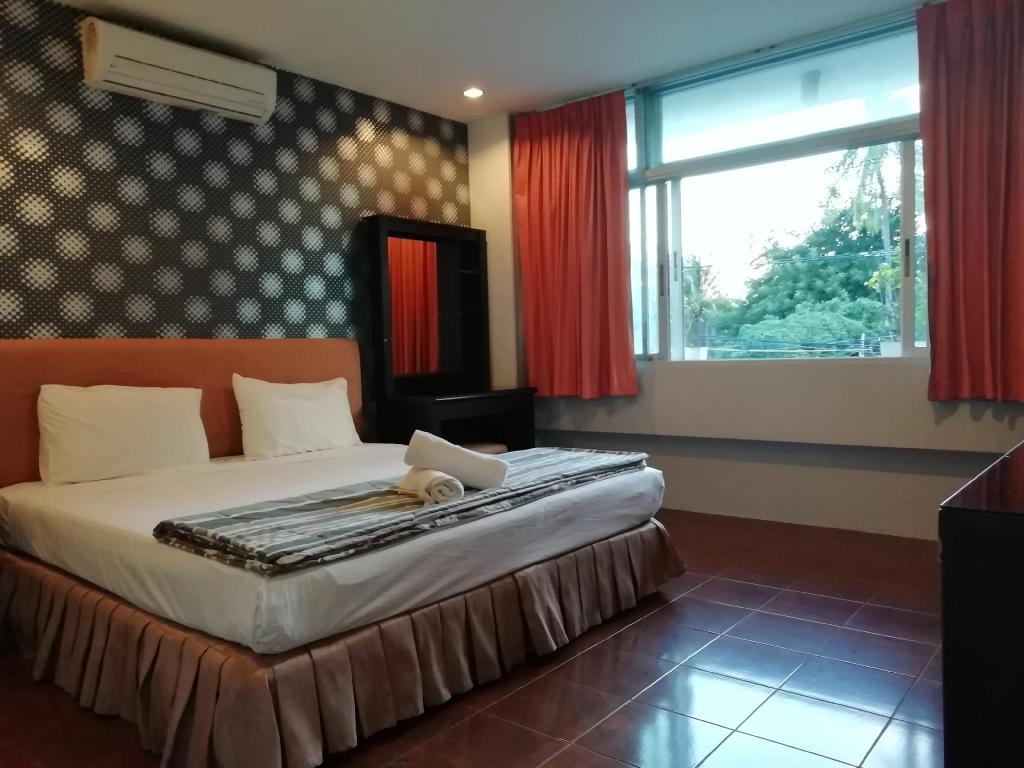 Hotel FnBroomsStandard Room King Bed6