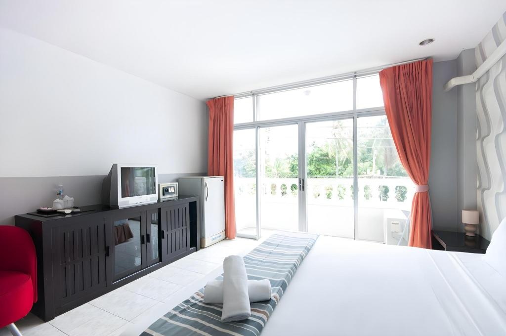 Hotel FnBroomsStandard Room King2