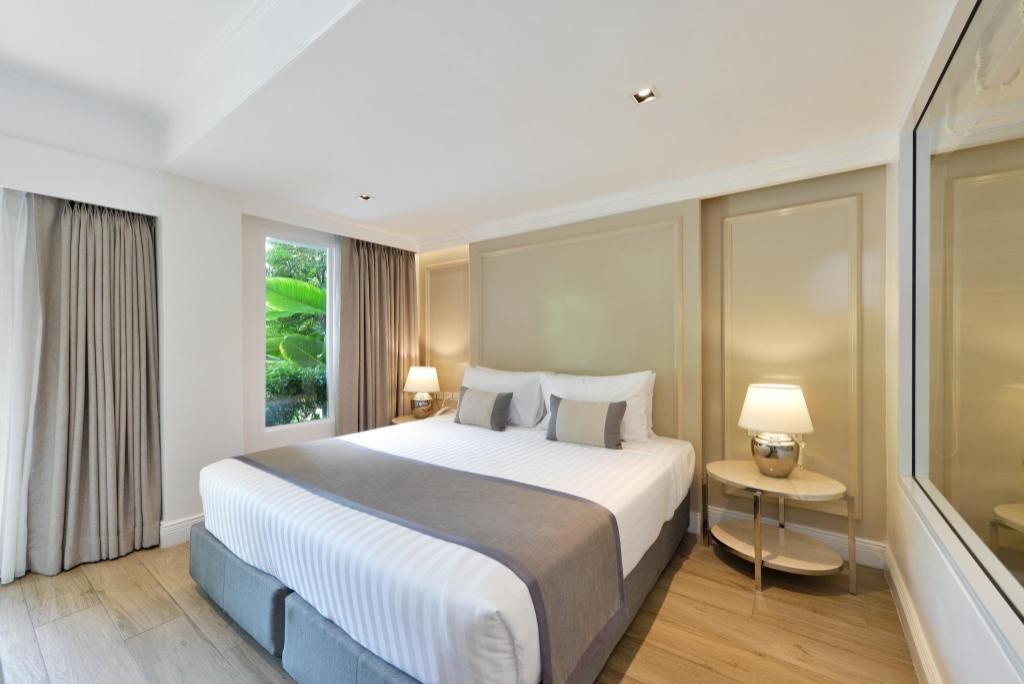 The Beverly Hotel PattayaroomsPool Access Suite Room With Living Area And Balcony Bed13