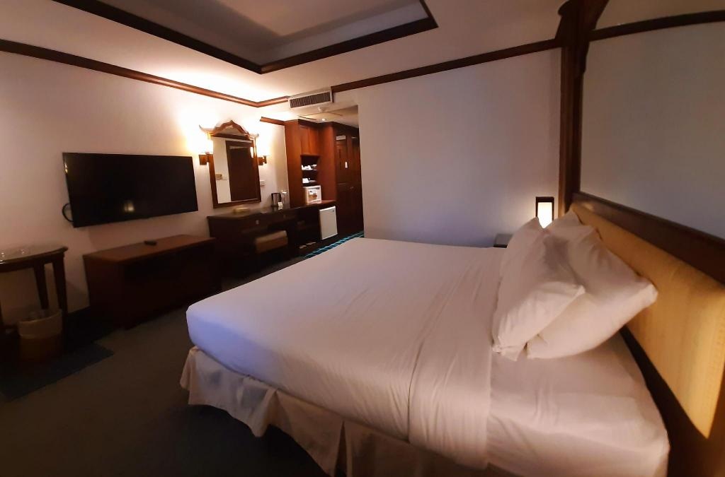 Grand Hotel PattayaroomsDeluxe Double Bed23