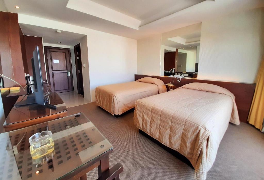 Grand Hotel PattayaroomsDeluxe Twin Sea View Guestroom17