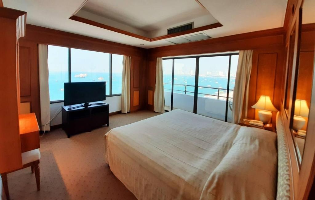 Grand Hotel PattayaroomsSuite Bed8
