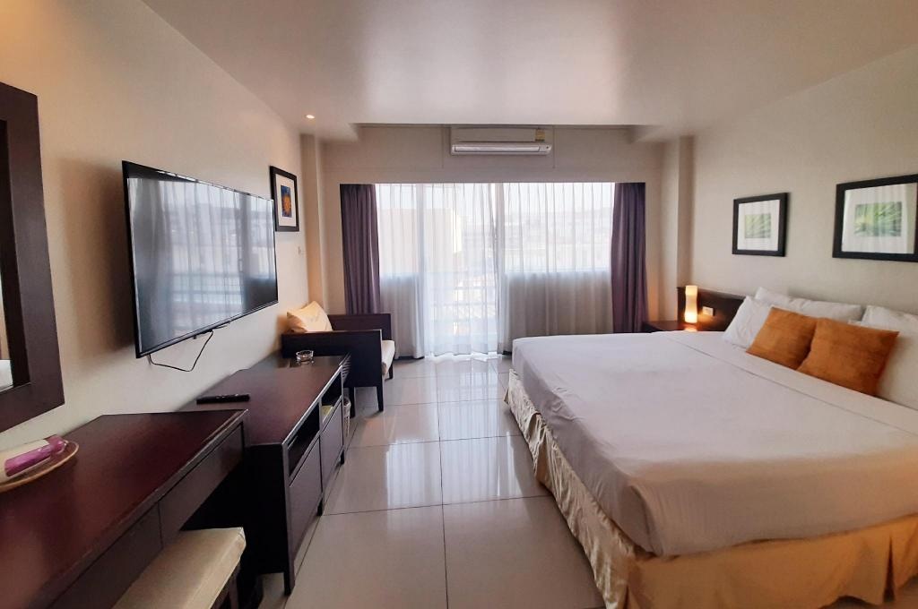 Grand Hotel PattayaroomsSuperior Sea View Double Bed5