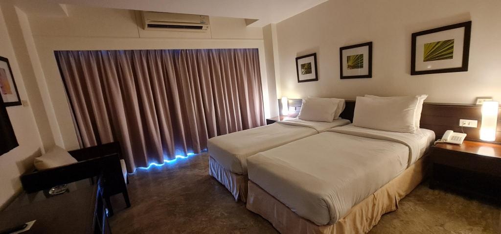Grand Hotel PattayaroomsSuperior Sea View Twin Room Guestroom13