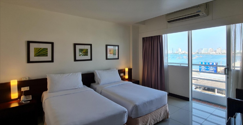 Grand Hotel PattayaroomsSuperior Sea View Twin Room Guestroom3