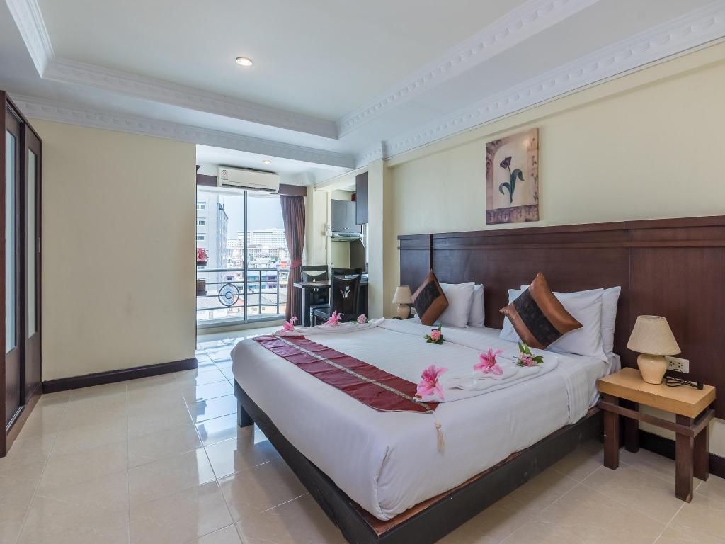 Siwalai City Place PattayaroomsDeluxe Corner With Kitchen Bedroom2