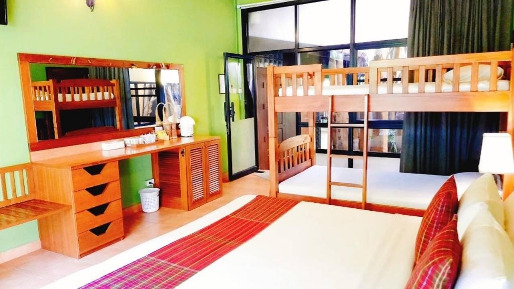 Birds And Bees ResortroomsBig Bug Room Bedroom42