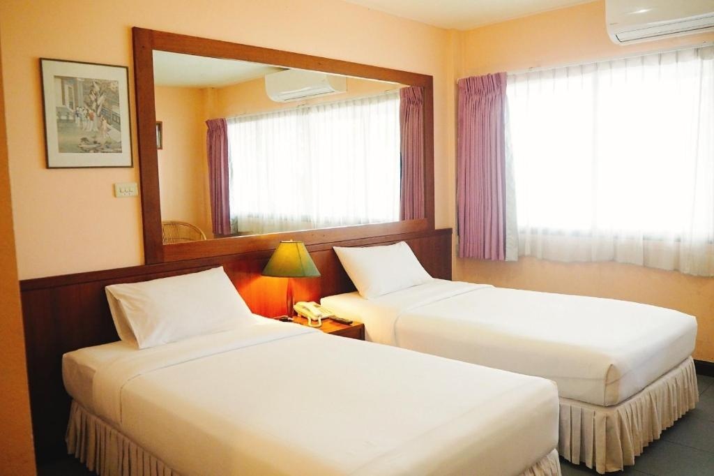 Birds And Bees ResortroomsStandard 2 Single Beds Bed45
