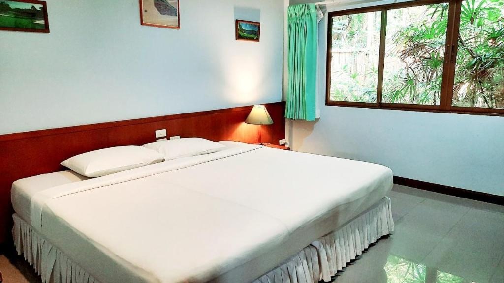 Birds And Bees ResortroomsStandard 2 Single Beds Bed55