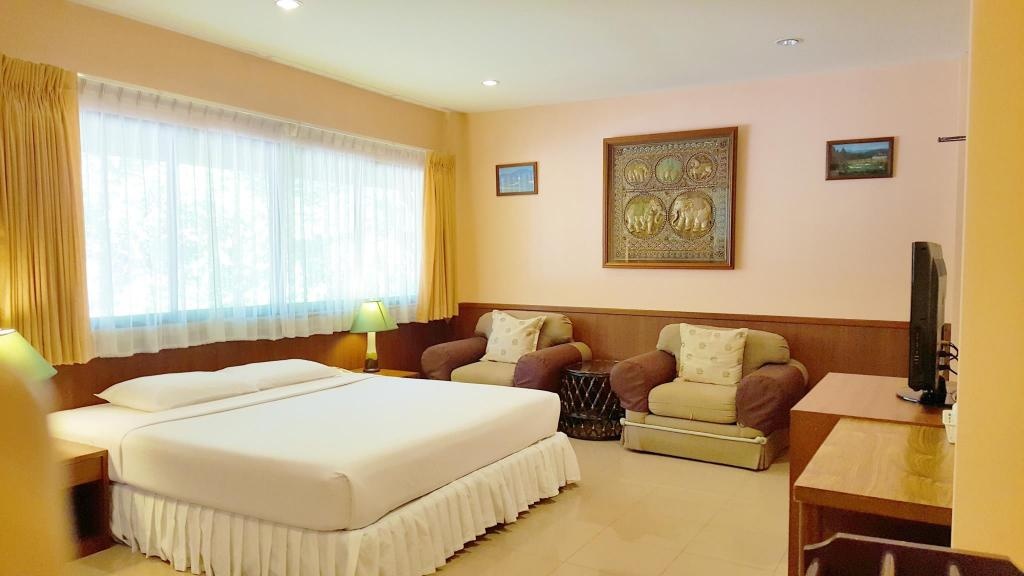 Birds And Bees ResortroomsSuperior Room Bed22