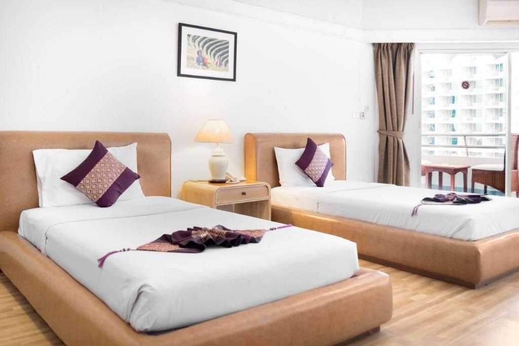 Mark Land Seaside PattayaroomsDeluxe Twin Room With Sea View8