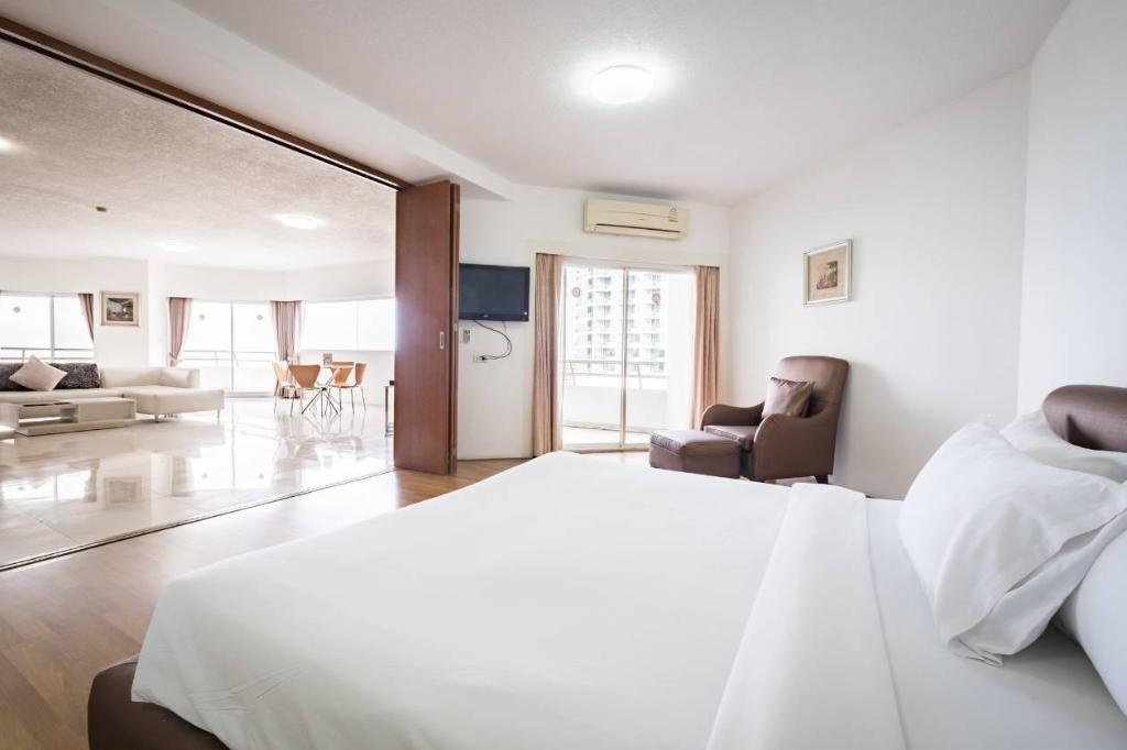Mark Land Seaside PattayaroomsExecutive Bed2