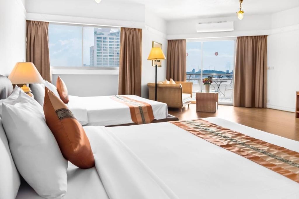 Mark Land Seaside PattayaroomsSuite Sea View Bed1