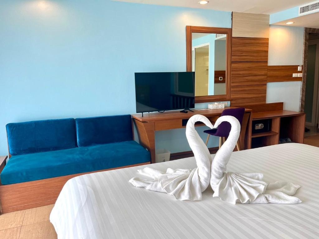 Saisawan Beach Resort PattayaroomsDeluxe City View Double Room Bed15