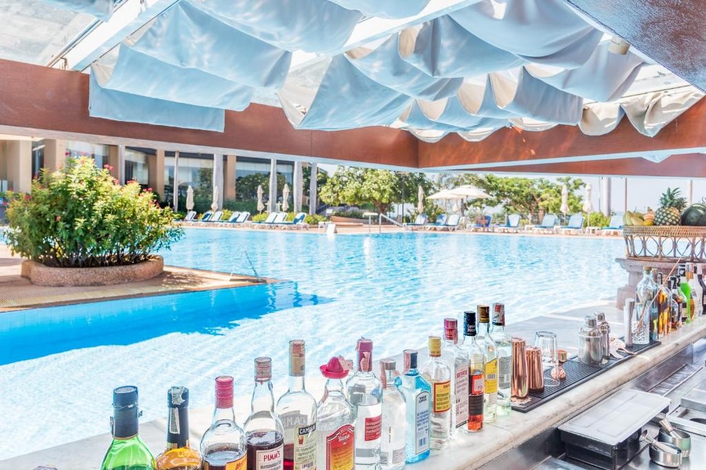 Royal Wing Suites Spa PattayafacilitiesBarlounge16