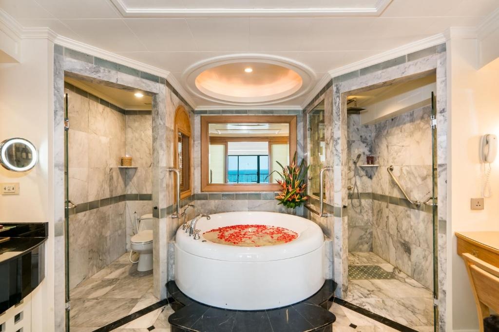 Royal Wing Suites Spa PattayafacilitiesBathroom22