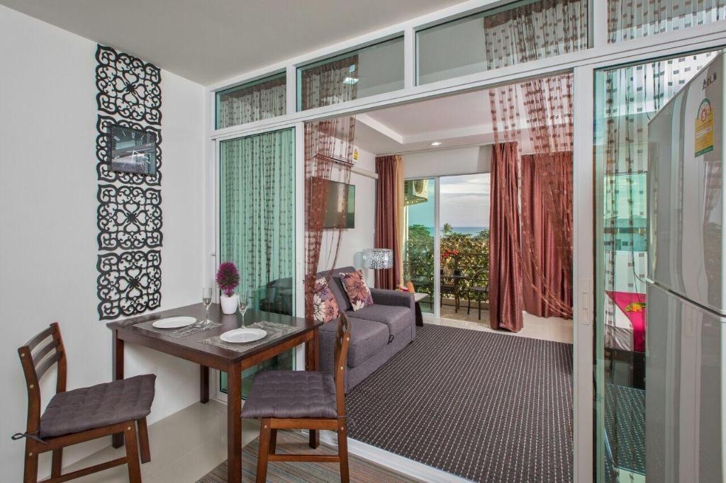 BEACH 7 Sea View 50propertyviewsInterior View1
