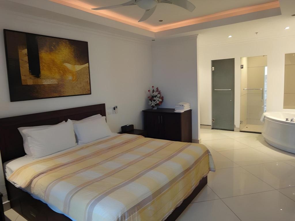 Vtsix Condo Rentals At View Talay 6 PattayaroomsPresidential Royal Suite Sea View Apartment Guestroom18