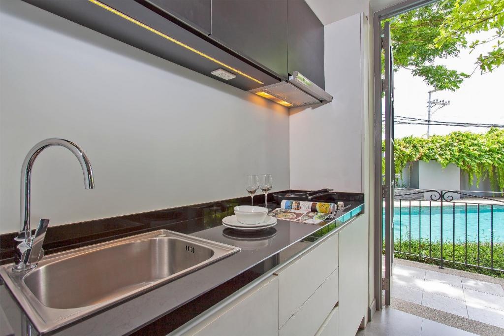 Pattaya Retreat Villas 9BR 2km To BeachfacilitiesKitchen8