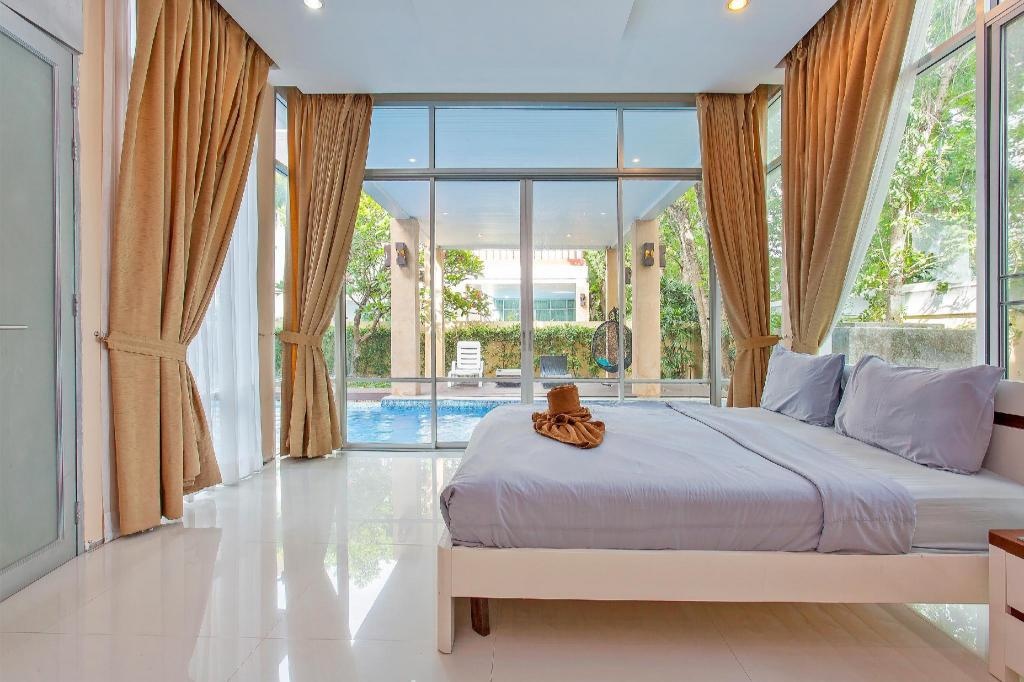 Nagawari 8 Luxury 6BR Pool Villa In Na JomtienfacilitiesBedroom35