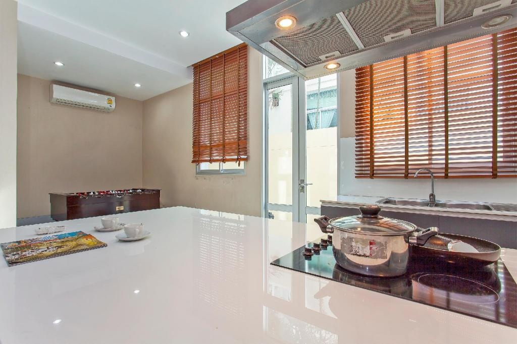 Nagawari 8 Luxury 6BR Pool Villa In Na JomtienfacilitiesKitchen4