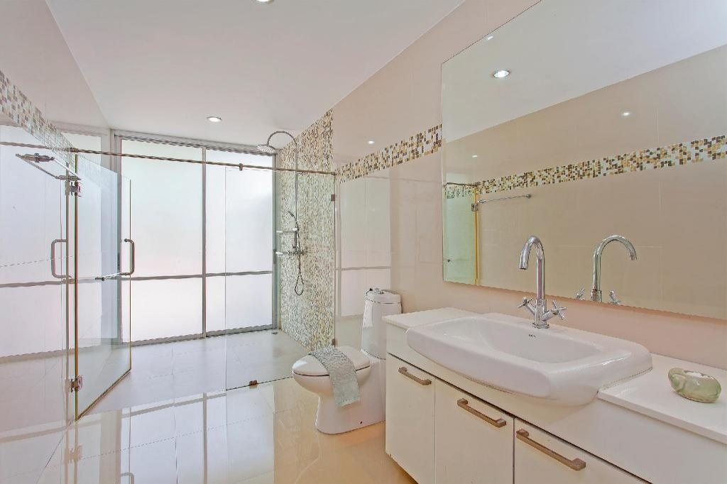 Nagawari 9 Villa 6BR Sleeps 18 W Pool Near BeachfacilitiesBathroom44