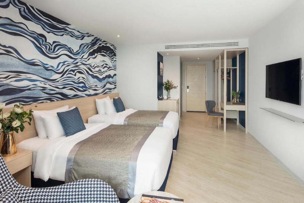 Brighton Grand Hotel PattayaroomsDeluxe Harbour View Bedroom15