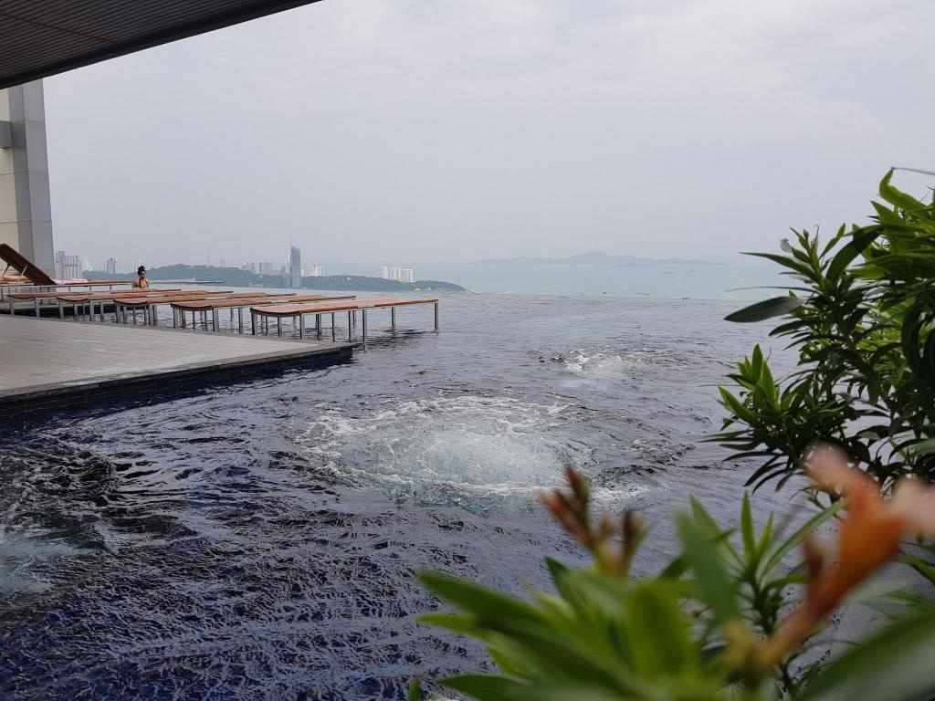 1BR Downtown Centric Sea By Pattaya HolidayfacilitiesSwimming Pool1