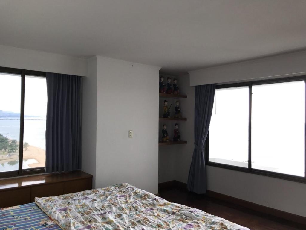 Golden Sand Beachside Spacious Beach View Condoroomsrooms Image 44