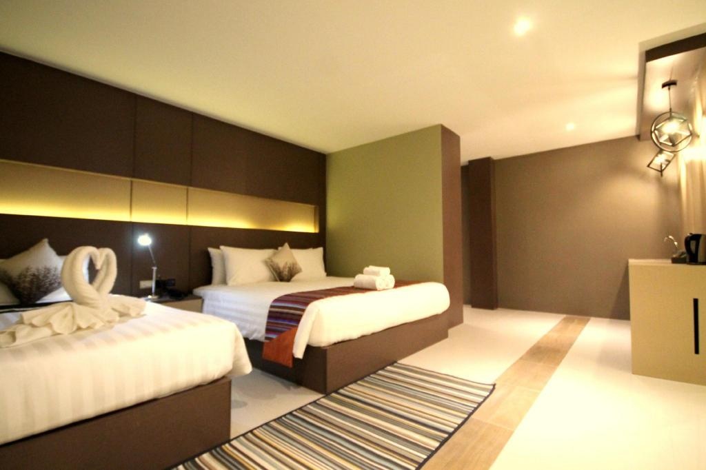 ROOMS REPUBLIC PATTAYAroomsDeluxe Triple Room Bed2
